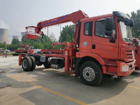 點(diǎn)擊查看詳細(xì)信息<br>標(biāo)題：6.3噸大運(yùn)隨車吊 閱讀次數(shù)：2135